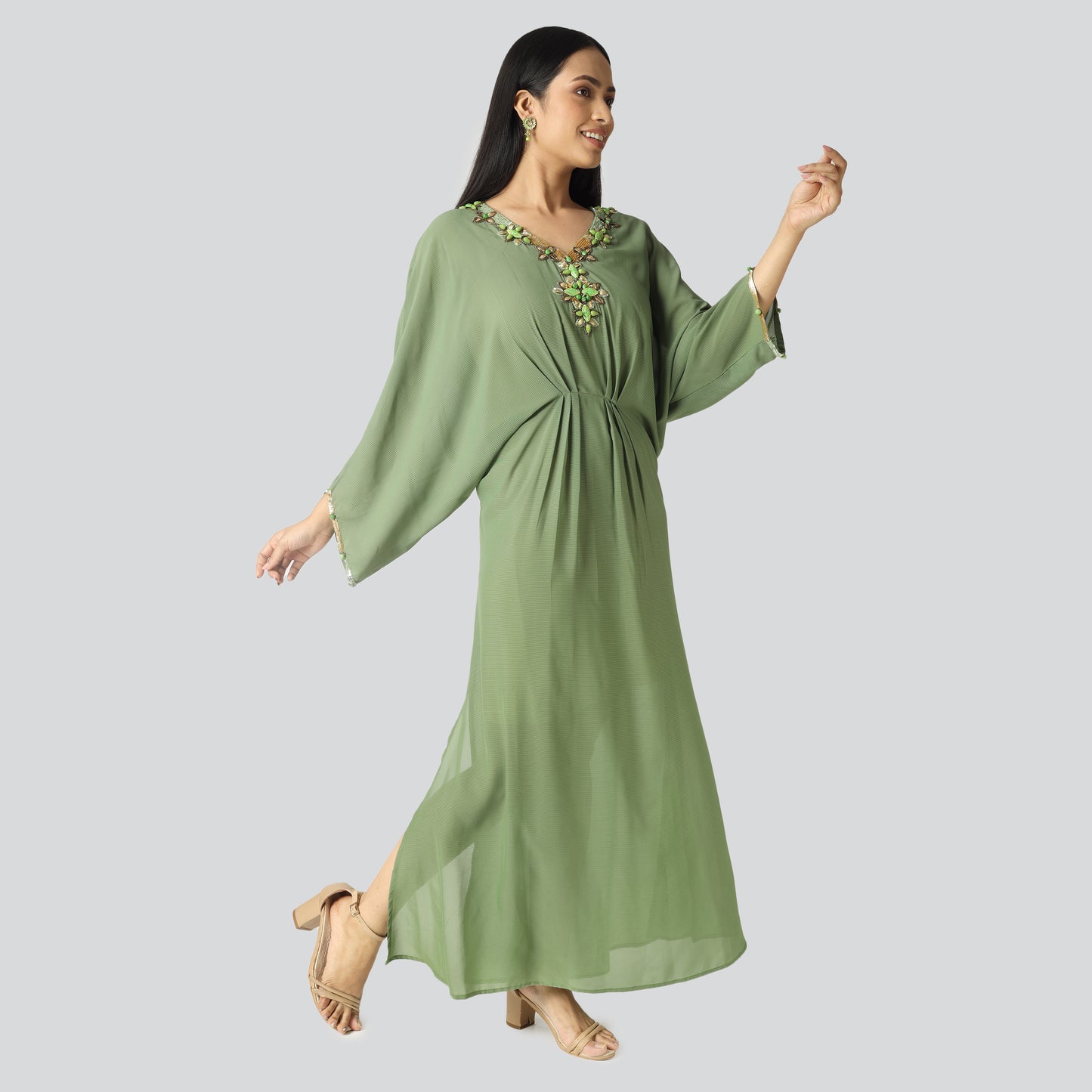 Lady wearing stylish greyish cloth