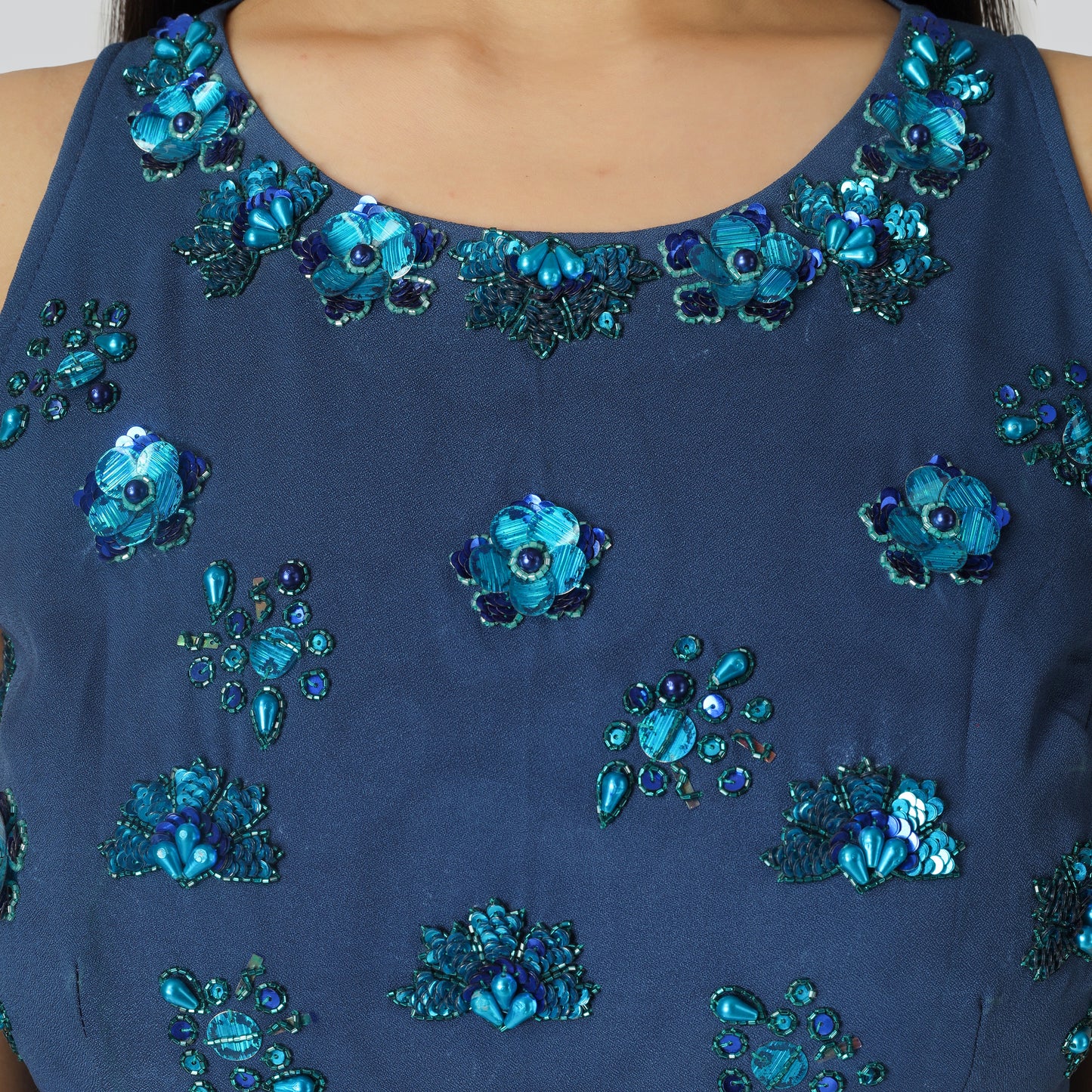 Small neck dress close look